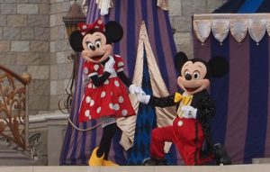 Dialoog tussen Mickey en Minnie Mouse.